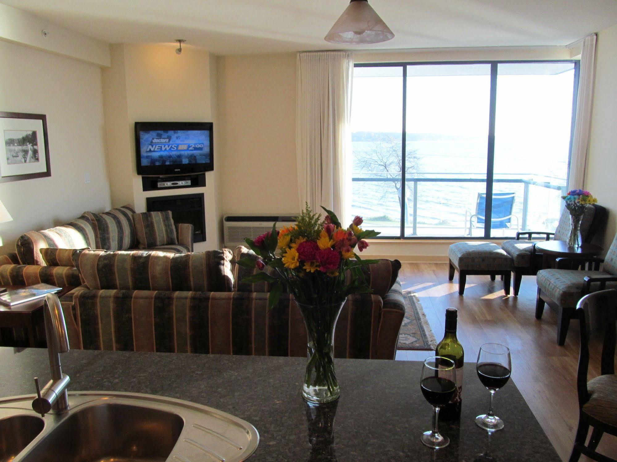Ocean Promenade Hotel White Rock Buitenkant foto