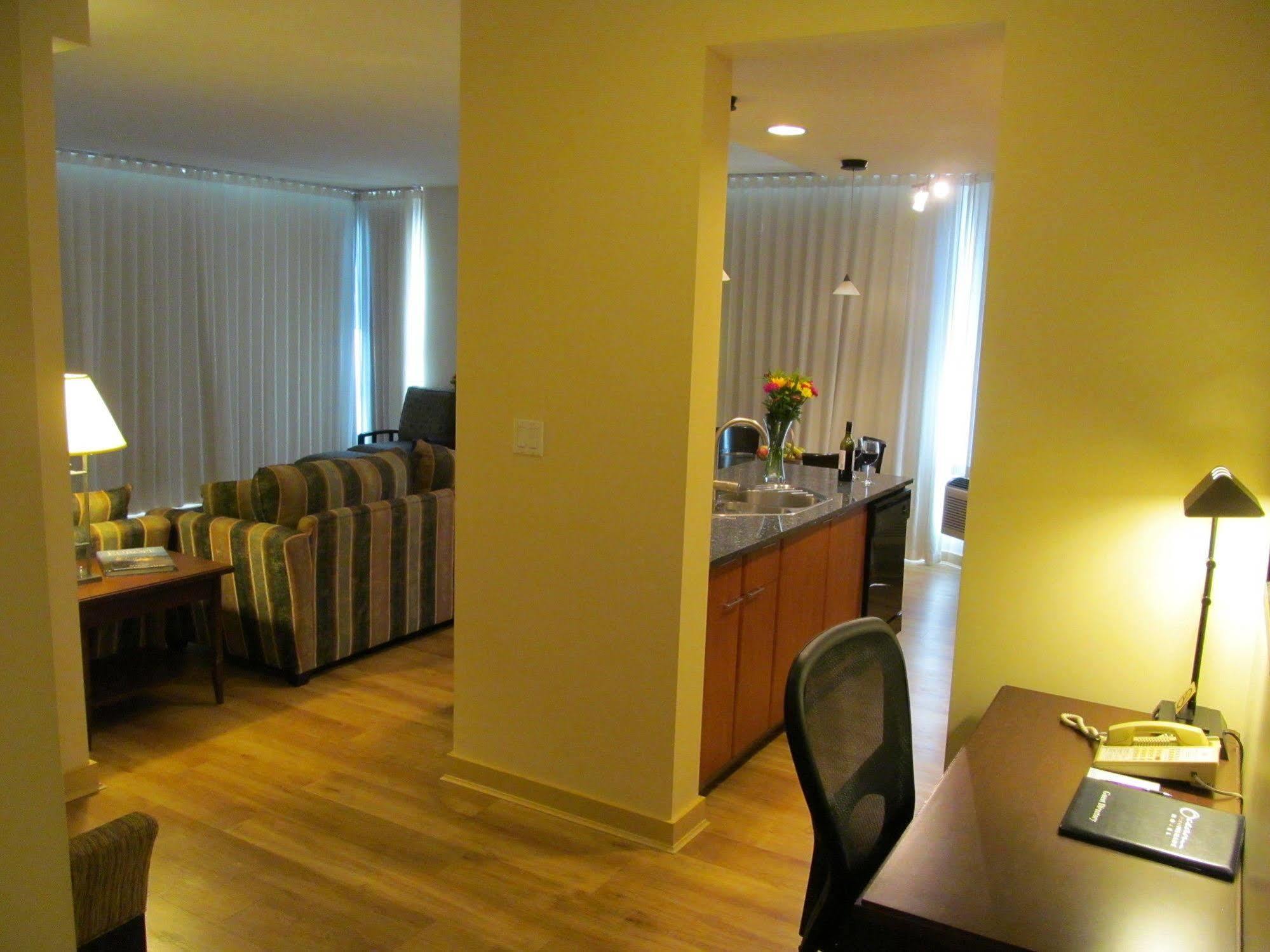 Ocean Promenade Hotel White Rock Buitenkant foto