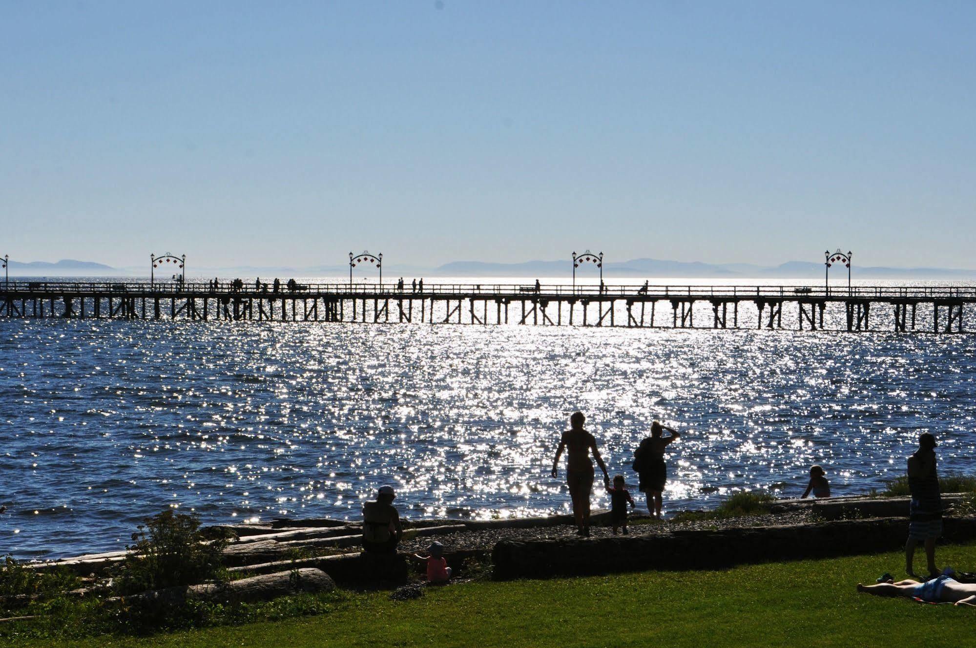 Ocean Promenade Hotel White Rock Buitenkant foto